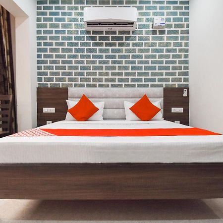 OYO 72080 Hotel Chandigarh inn Buitenkant foto